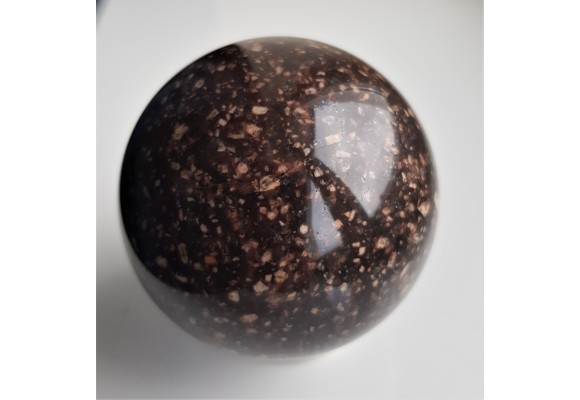 Piękna kula z porfirowatego syenitu/trachitu (pobrzeże Bałtyku)