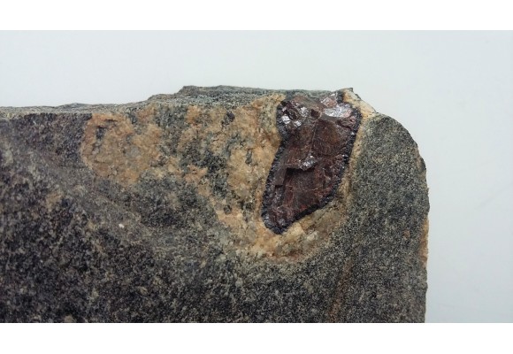 Ciemnoczerwony rutyl z Gór Sowich