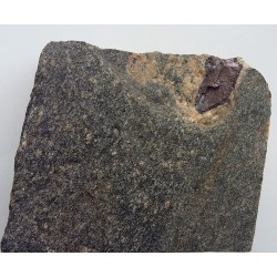 Ciemnoczerwony rutyl z Gór Sowich