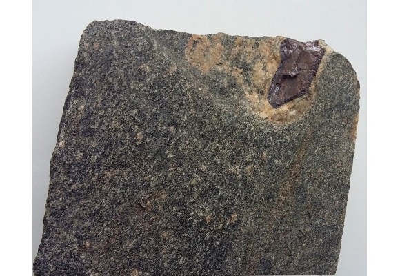 Ciemnoczerwony rutyl z Gór Sowich