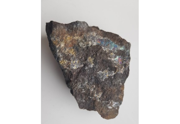 Ruda miedzi z pstrymi barwami naleciałymi z Miedzianki