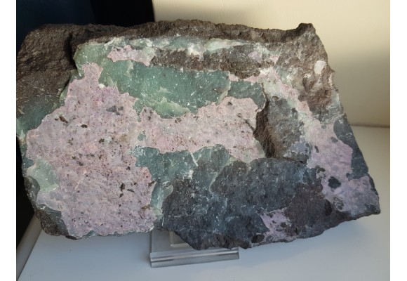Wielka płyta piaskowca pokryta różowym alumohydrokalcytem i zielonym dickitem z Nowej Rudy