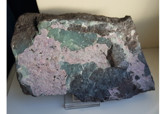 Wielka płyta piaskowca pokryta różowym alumohydrokalcytem i zielonym dickitem z Nowej Rudy