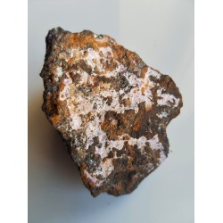 Różowe naskorupienia alumohydrokalcytu na skale macierzystej z Nowej Rudy