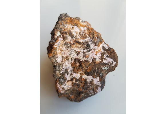 Różowe naskorupienia alumohydrokalcytu na skale macierzystej z Nowej Rudy