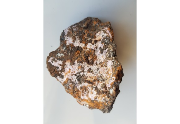 Różowe naskorupienia alumohydrokalcytu na skale macierzystej z Nowej Rudy