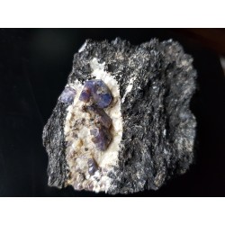 Kryształy dwubarwnego szafiru (z czerwonymi strefami) z Madagaskaru (Zazafotsy)