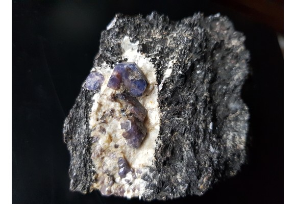 Kryształy dwubarwnego szafiru (z czerwonymi strefami) z Madagaskaru (Zazafotsy)