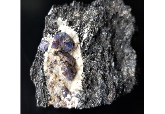 Kryształy dwubarwnego szafiru (z czerwonymi strefami) z Madagaskaru (Zazafotsy)