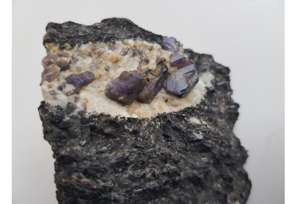 Kryształy dwubarwnego szafiru (z czerwonymi strefami) z Madagaskaru (Zazafotsy)