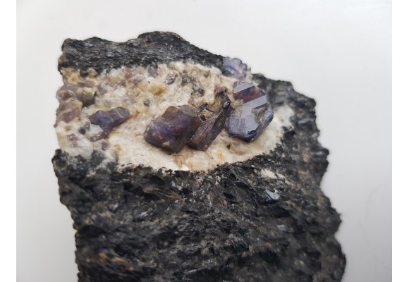 Kryształy dwubarwnego szafiru (z czerwonymi strefami) z Madagaskaru (Zazafotsy)