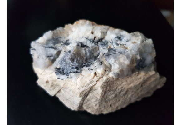 Turmalin w łupku skaleniowo-serycytowym z okolic Ciepłowód