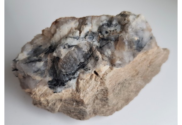 Turmalin w łupku skaleniowo-serycytowym z okolic Ciepłowód