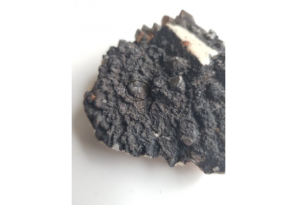 Kryształ apatytu na powierzchni druzy ze Strzegomia