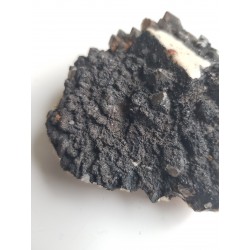 Kryształ apatytu na powierzchni druzy ze Strzegomia