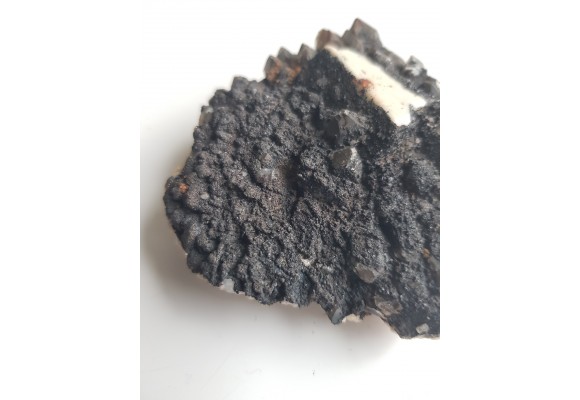 Kryształ apatytu na powierzchni druzy ze Strzegomia