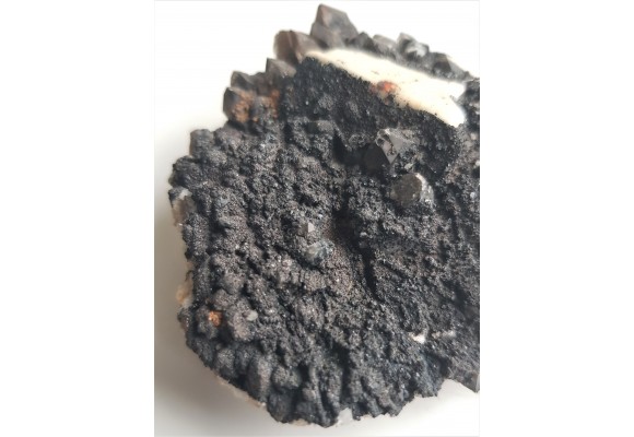 Kryształ apatytu na powierzchni druzy ze Strzegomia