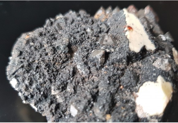 Kryształ apatytu na powierzchni druzy ze Strzegomia