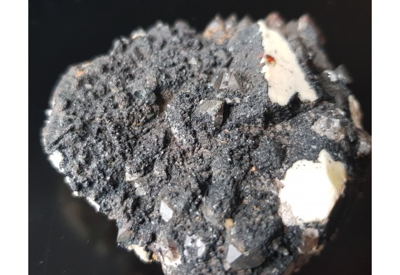 Kryształ apatytu na powierzchni druzy ze Strzegomia