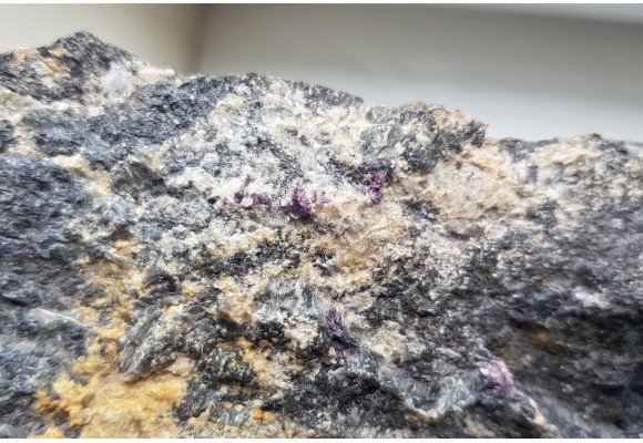 Amesyt chromowy z Tąpadeł k. Sobótki