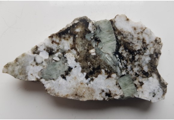 Kryształy berylu w pegmatycie desylifikowanym z Wir k. Sobótki