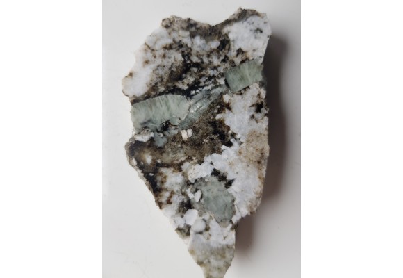 Kryształy berylu w pegmatycie desylifikowanym z Wir k. Sobótki