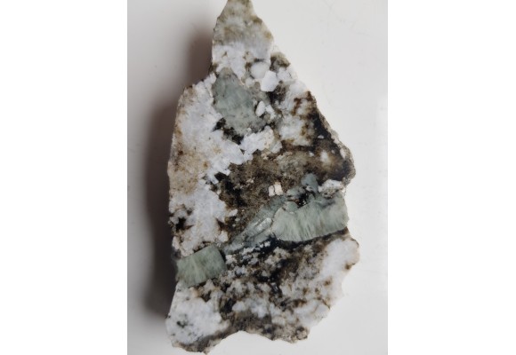 Kryształy berylu w pegmatycie desylifikowanym z Wir k. Sobótki