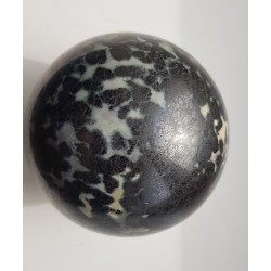 Kula polerowana z chromitu z Tąpadeł