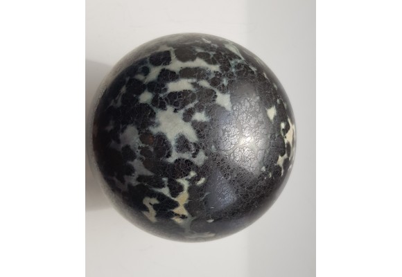 Kula polerowana z chromitu z Tąpadeł