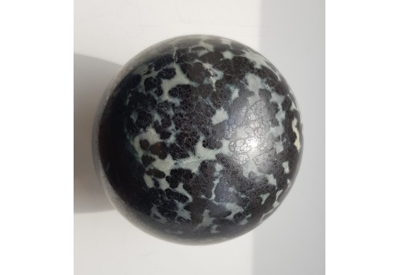 Kula polerowana z chromitu z Tąpadeł