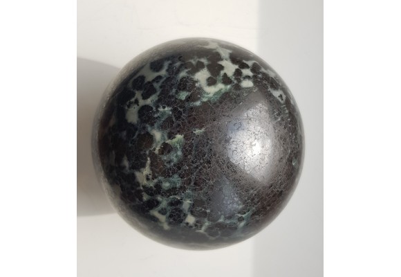 Kula polerowana z chromitu z Tąpadeł