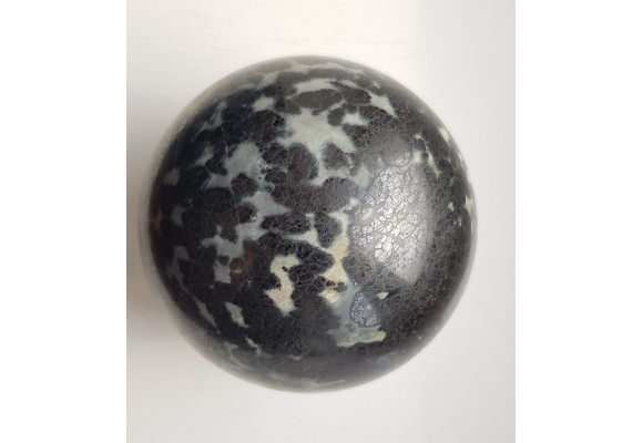 Kula polerowana z chromitu z Tąpadeł