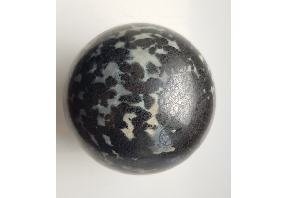 Kula polerowana z chromitu z Tąpadeł