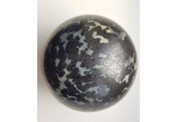 Kula polerowana z chromitu z Tąpadeł