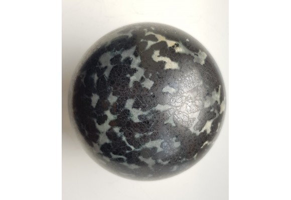 Kula polerowana z chromitu z Tąpadeł