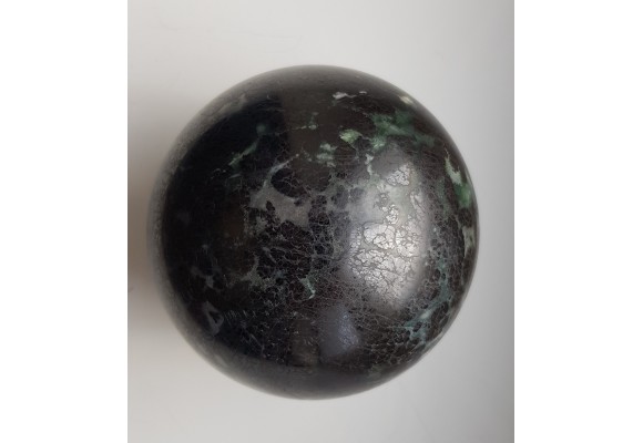 Kula polerowana z chromitu z Tąpadeł