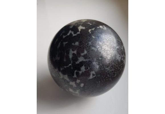 Kula polerowana z chromitu z Tąpadeł
