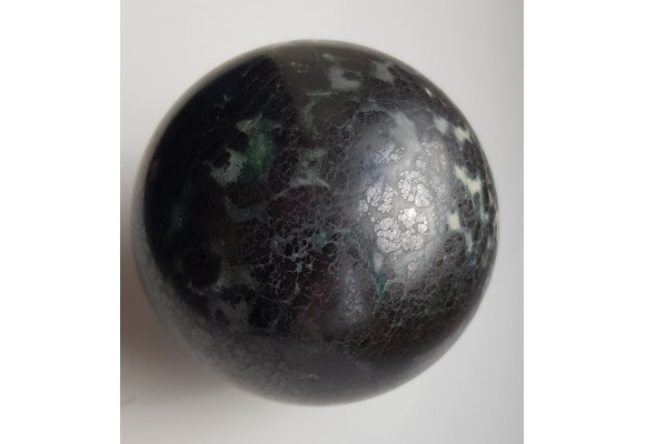 Kula polerowana z chromitu z Tąpadeł