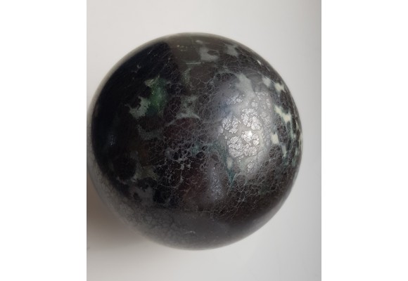 Kula polerowana z chromitu z Tąpadeł