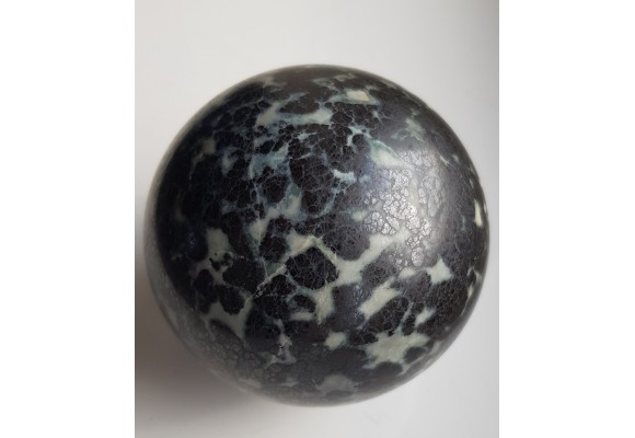 Kula polerowana z chromitu z Tąpadeł