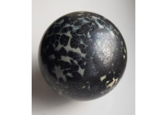 Kula polerowana z chromitu z Tąpadeł