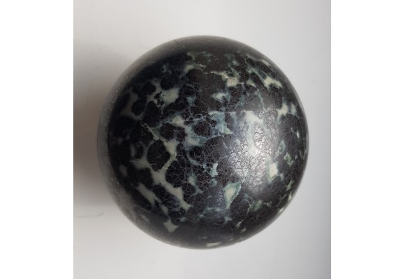 Kula polerowana z chromitu z Tąpadeł