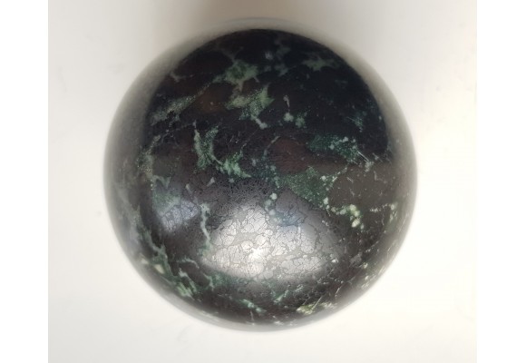 Kula polerowana z chromitu z Tąpadeł