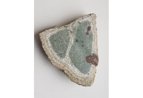 Polerowany okaz skarnu z wezuwianem z Samborowiczek