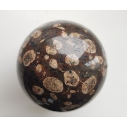 Piękna kula z porfirowatego sjenitu (eratyk, lubuskie)