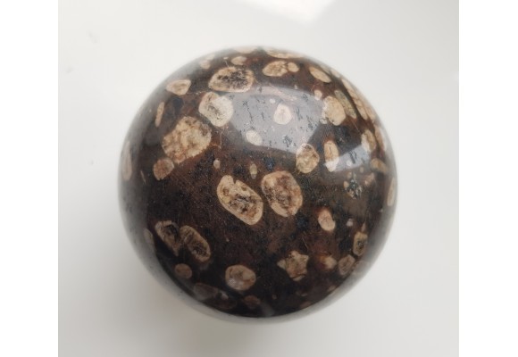 Piękna kula z porfirowatego sjenitu (eratyk, lubuskie)