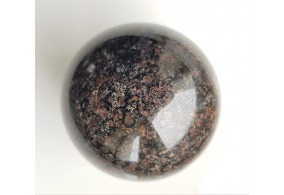 Polerowana kula z unikatowej skały - piribolitu, ciemnego granulitu z Gór Sowich