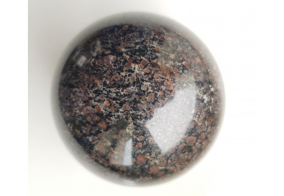 Polerowana kula z unikatowej skały - piribolitu, ciemnego granulitu z Gór Sowich