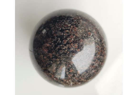 Polerowana kula z unikatowej skały - piribolitu, ciemnego granulitu z Gór Sowich