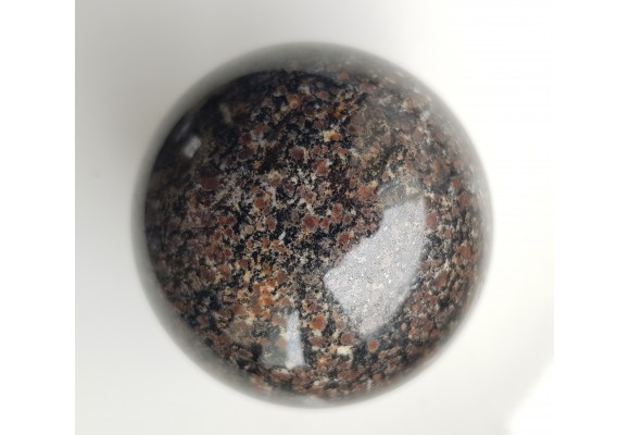 Polerowana kula z unikatowej skały - piribolitu, ciemnego granulitu z Gór Sowich